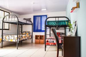 塔马林多CAPRICHOS Rooms的客房设有两张双层床和一张书桌。