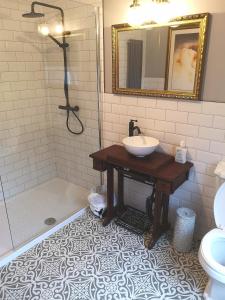 贝尔法斯特Cosy Town House的一间带水槽和镜子的浴室
