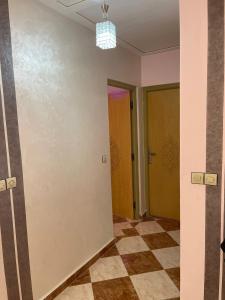 乌季达Luxurious appartement的空的走廊,有两扇门和一格的地板