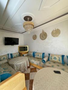 乌季达Luxurious appartement的客厅配有沙发和桌子
