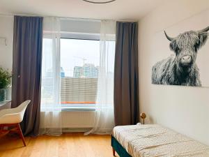 布拉迪斯拉发Luxurious brand new FREE parking apartment的卧室墙上挂着一头牛的照片