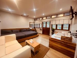 Ban Rak ThaiMI WO KEZHAN的一间卧室设有一张床和一间客厅。