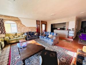 杰拉什apartment between ajloun castle and Jerash ruins的带沙发和桌子的客厅