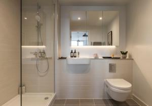 利物浦Premium Apartments at Copper House in Liverpool City Centre的带淋浴、卫生间和盥洗盆的浴室