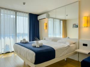 巴统ORBI CITY Beautiful Luxurios Panoramic View on batumi的一间卧室配有一张大床和大镜子