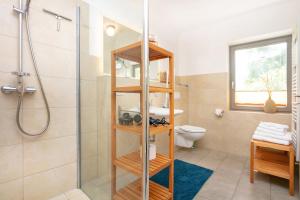 普特布斯凯特琳萨根旅馆的带淋浴和卫生间的浴室
