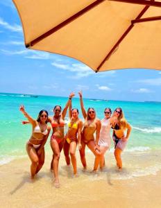 巴尔Hotel Prana Beach的一群在海滩上穿泳衣的妇女