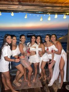 巴尔Hotel Prana Beach的一群白人妇女,摆出一张照片