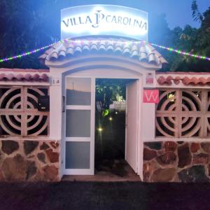 萨洛夫雷Villa Carolina with private pool的夜间进入别墅天堂