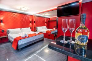 罗马Virtus Prestige - Rooms & Apartments的一间设有两张床和两杯酒杯的房间