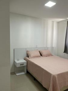 伊塔佩马Apartamento à 380m do Mar的白色的卧室设有床和窗户