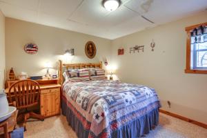 HermosaThe Apartment Retreat Near Mount Rushmore的一间卧室配有一张床、一个梳妆台和一扇窗户。