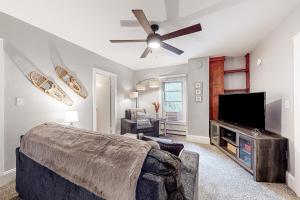 拉特兰Vermont Marble Haven - Unit 1的一间卧室配有一张床和一台平面电视