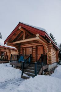 惠斯勒河畔度假酒店的小木屋,地面和楼梯上都有雪