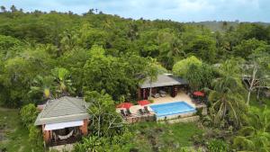 圣安德烈斯Hotel Acantilado de La Tierra的享有带游泳池的房屋的空中景致