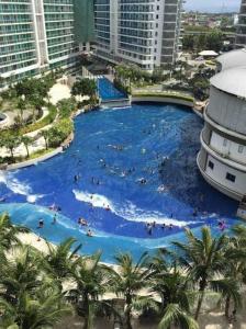 马尼拉Holiday Escape Philippines的城市里的一个大型游泳池,里面的人