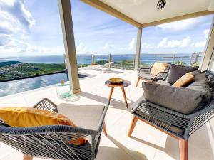 圣马丁岛Villa Grand Horizon with extraordinary 180 degree sea view的海景客厅