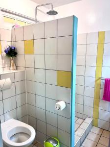 哈皮蒂莫雷阿岛里那威海滩度假酒店的浴室设有卫生间和彩色瓷砖。