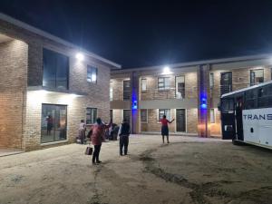 理查兹湾Airport Airbnb的一群人晚上站在建筑物外面