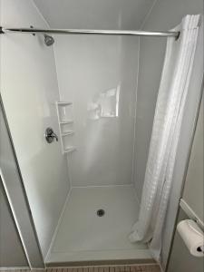 温哥华2400汽车旅馆的带淋浴和浴帘的浴室