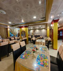迪拜San Marino Hotel的餐厅内带桌椅的用餐室