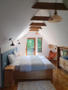 布朗Chalet Poarta的一间卧室设有一张大床和一个窗户。