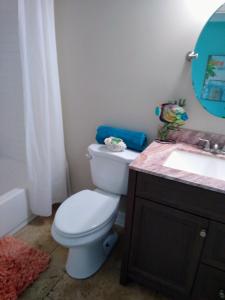 奥兰多Million Dollar Lake View的浴室配有白色卫生间和盥洗盆。