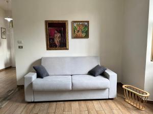科森扎COSENZA Savoia 16的客厅的沙发,墙上有两张照片
