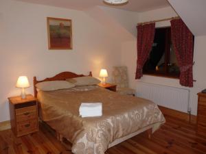 奥赫里姆Macreddin Rock Bed & Breakfast的一间卧室配有一张带2个床头柜和2盏灯的床。