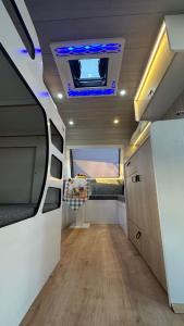 拉瑞Karavan tosbik的享有带天花板的休闲车的内部景致