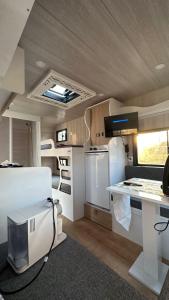 拉瑞Karavan tosbik的一间带白色冰箱和台面的厨房
