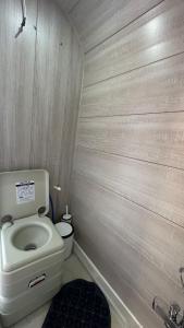 拉瑞Karavan tosbik的一间带卫生间和水槽的小浴室