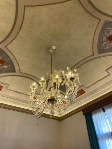 维琴察Palazzo Scamozzi的吊灯挂在天花板上