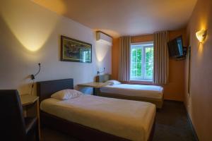 瓦勒海姆St-Janshof Hotel的酒店客房设有两张床和窗户。