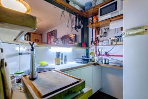 圣保罗Ibirapuera Park House的一间带水槽和冰箱的小厨房