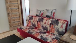 米库洛夫Chameleon Mikulov的一张位于红色沙发的房间的床铺