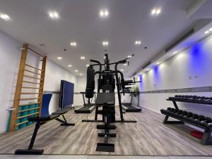 埃拉特דירות נופש רויאל פארק מביאים את הבית לחופשה的一间设有健身房和健身器材的房间