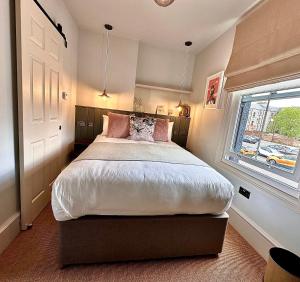 海伦斯堡Rooms Above Sugar Boat的一间卧室设有一张大床和一个窗户。