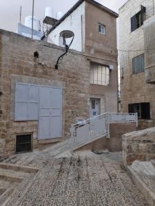 伯利恒Dar Jacaman - In the heart of Bethlehem old city的一座带篮球场和篮球架的古老建筑