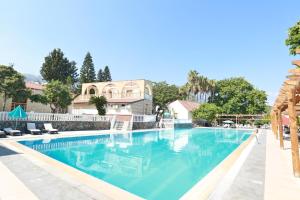 凯里尼亚House w Pool Balcony 5 min to Beach in Kyrenia的蓝色海水度假村的游泳池