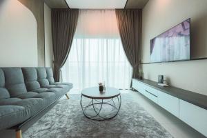 八打灵再也Greenfield Residence, Bandar Sunway by The Comfort Zone的客厅配有沙发和桌子