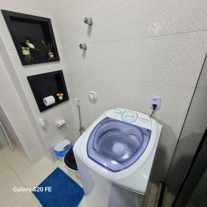 里约热内卢Apartamento Sandy-Zona Sul的浴室配有带紫色座椅的卫生间