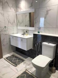 莫纳斯提尔Super appartement avec 5 piscines en résidence的一间带卫生间、水槽和镜子的浴室
