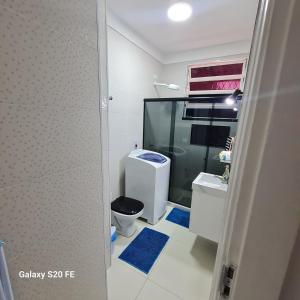 里约热内卢Apartamento Sandy-Zona Sul的一间带卫生间和玻璃淋浴间的浴室