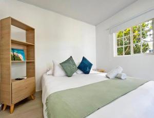 圣安德烈斯Zaba Beach House的白色的卧室设有一张大床和一个窗户