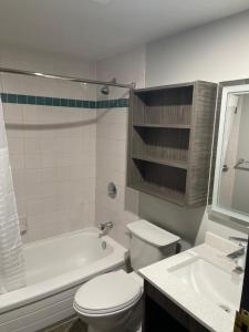 萨默赛德Days Inn & Suites by Wyndham Summerside的浴室配有卫生间、浴缸和水槽。