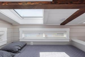 Apple ValleyRoyal sands tiny home的一间卧室配有一张床和天窗