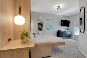 艾斯拜瑞The St Laurent Guest Rooms的一间卧室配有一张床、一张书桌和一台电视。