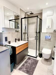 特里尔Red Rock Apartments - mit Parkplatz, Küche und Netflix的带淋浴、盥洗盆和卫生间的浴室