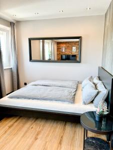 特里尔Red Rock Apartments - mit Parkplatz, Küche und Netflix的卧室配有一张床,墙上设有镜子